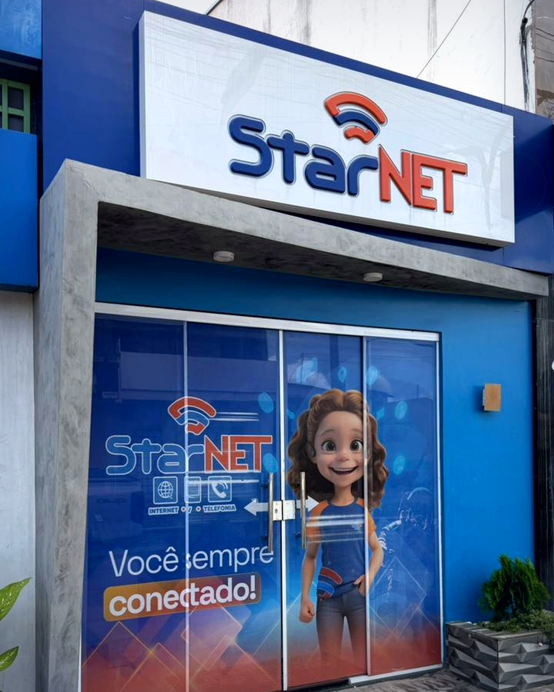 Entrada da loja StarNet com fachada e comunicacao visual